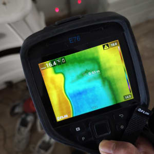 מד חום תרמי מציג טמפרטורות שונות על מסך