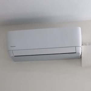 מזגן מותקן על קיר לבן בחדר