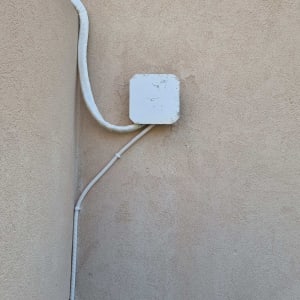 קיר עם צינור ומכסה לבן