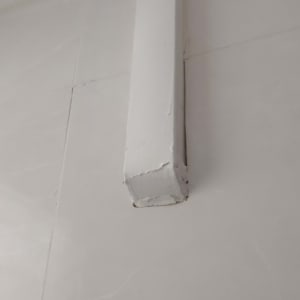 צינור מיזוג אוויר לבן על קיר לבן