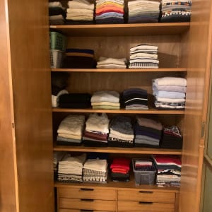 ארון בגדים מסודר עם בגדים מקופלים