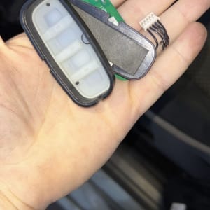 חלק אלקטרוני קטן ביד, כנראה קשור לרכב