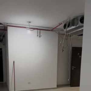 צינורות ותקרה עם תאורה במבנה פנימי