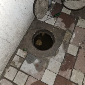 פתח ביוב פתוח עם מכסה וסכין עבודה