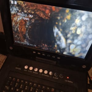 מסך מחשב נייד מציג תמונה של צינור חלוד