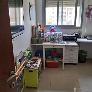 חדר ילדים מאורגן עם צעצועים וציוד יצירה