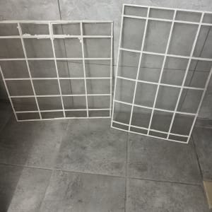 שני מסננים על רצפת אריחים אפורה