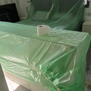 חדר מכוסה בניילון לקראת צביעה