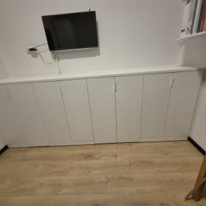 ארון לבן עם דלתות בחדר עבודה