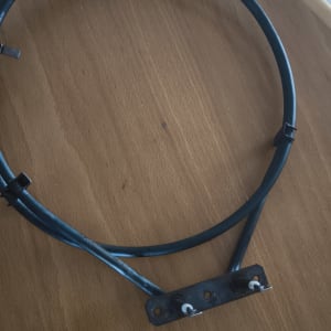 כבל חשמלי עם מחבר על שולחן עץ