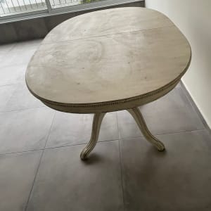 שולחן עץ בחדר עם רצפת אריחים וחלון גדול