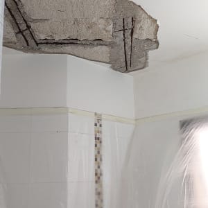 תקרה מתקלפת עם חורים ופלסטיק לכיסוי קירות