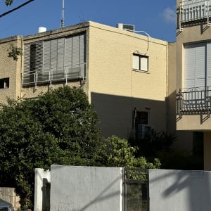 בניין עם תריסים סגורים ואנטנה על הגג