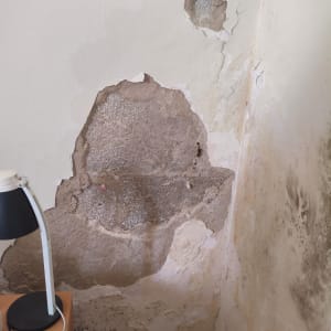 קיר עם טיח מתקלף ונזקי רטיבות