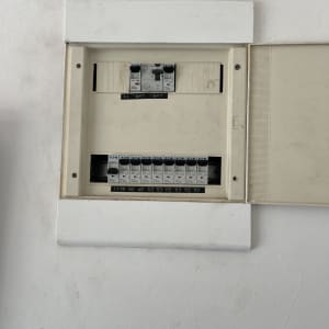 לוח חשמל פתוח עם מפסקים