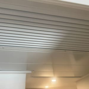 תקרת גבס עם תאורה מובנית