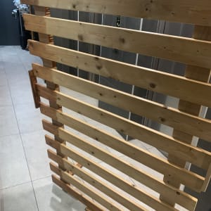 מחסום עץ במסדרון עם רצפת אריחים