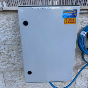 לוח חשמל עם מדבקה ותקע כחול