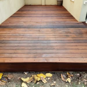 דק עץ חום עם עלים יבשים מסביב