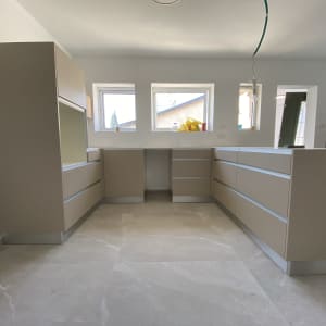 מטבח עם ארונות בצבע בז