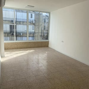 רצפת אריחים בחדר ריק עם חלון גדול