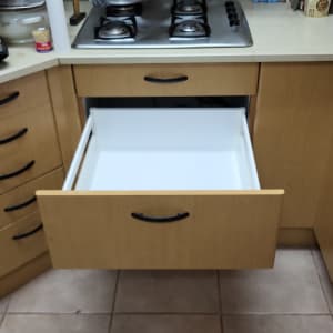 מגירה פתוחה במטבח עם כיריים