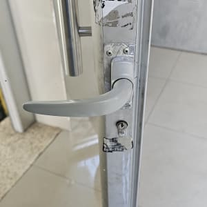 ידית דלת עם מנעול וסטיקר שירות