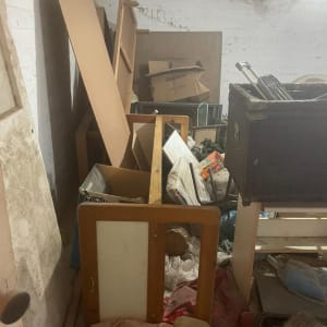 חדר עמוס בחפצים, קרטונים ורהיטים ישנים