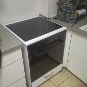 תנור אפייה במטבח עם כלים על השיש