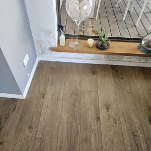 קיר עם סימני רטיבות, רצפת עץ, חלון