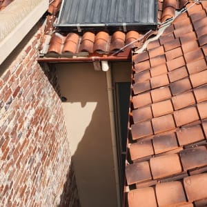 גג רעפים עם פאנל סולארי וחוטי חשמל