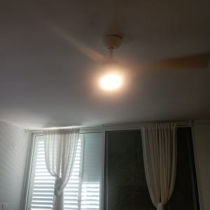 מנורה דולקת תלויה מהתקרה בחדר