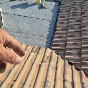 איטום גג שטוח ביריעות ביטומניות לצד גג רעפים בבית פרטי