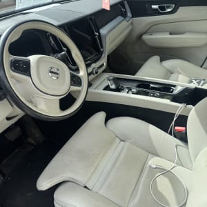 פנים רכב עם מושבים בהירים והגה