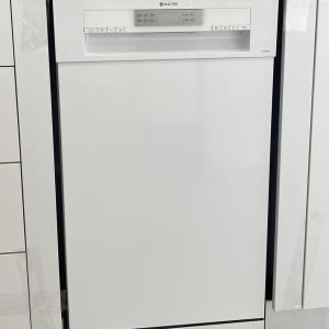 מדיח כלים מותקן במטבח מודרני