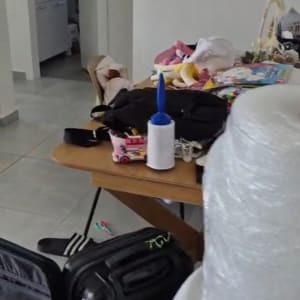 חדר עם חפצים ארוזים ומזוודות