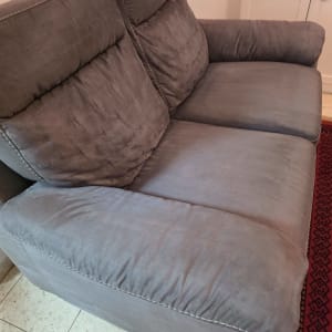 ספת בד אפורה נקייה ומטופחת לאחר ניקוי ריפודים מקצועי