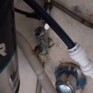 צינורות ומחברים מתחת לכיור