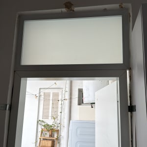 דלת אלומיניום עם חלון עליון