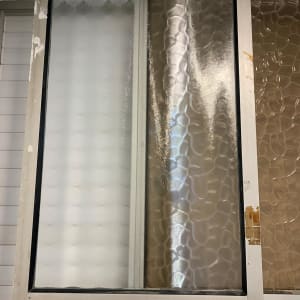 חלון זכוכית עם דוגמאות שונות של זכוכית.