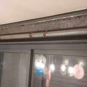 תמונה של תריסים עם מנגנון גלילה