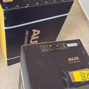 קופסאות של מזגנים על רצפה