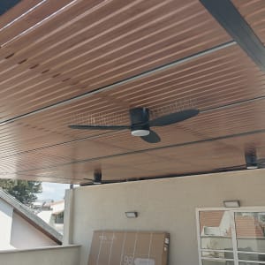 פרגולה מאלומיניום עם מאוורר תקרה מותקן