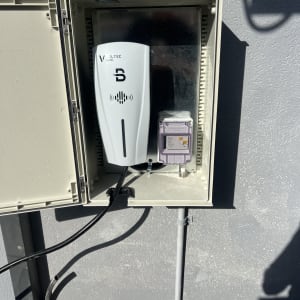 תיבת חשמל פתוחה עם מכשיר טעינה חשמלי