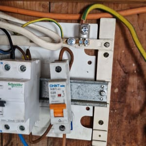 לוח חשמל עם חוטים ומפסקי חשמל