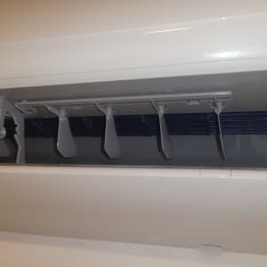 תריסי מזגן פתוחים עם להבים פנימיים