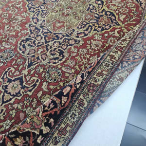 שטיח פרסי מעוצב על שולחן לבן