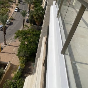 מעקה זכוכית ומרפסת בבניין גבוה