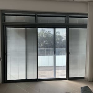 תריסים ונציאניים על חלונות זכוכית גדולים