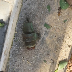 שסתום ישן על הקרקע, חלקי צנרת